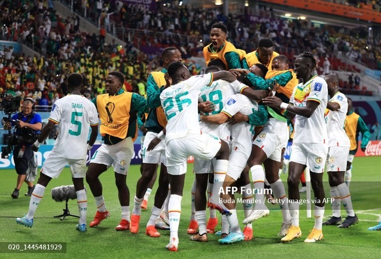 Senegal ăn mừng bàn mở tỉ số (Ảnh: AFP).